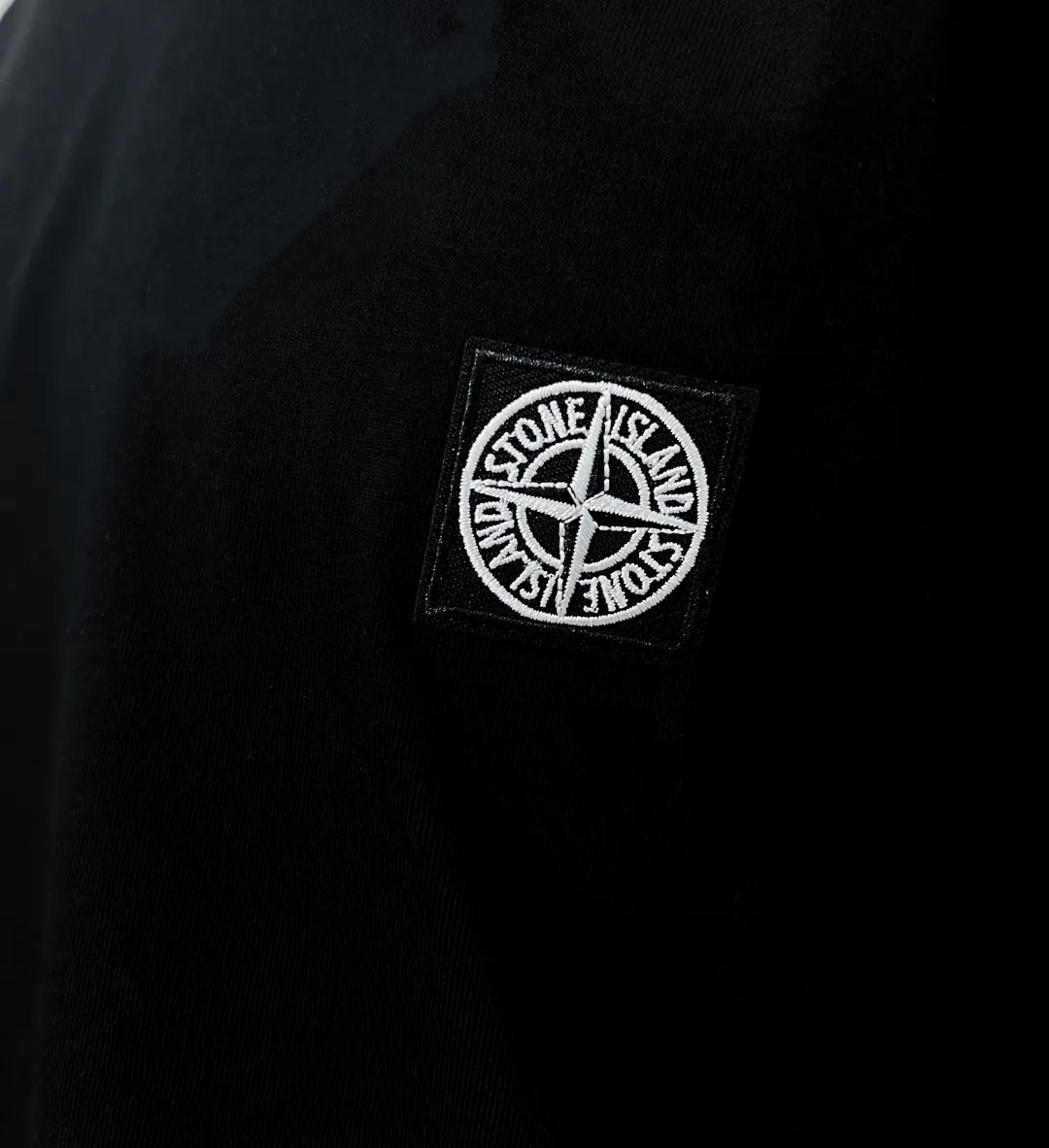 P140 Stone Island/Stone Island classic official website is on sale; small logo embroidery and pressed round neck short-sleeved T-shirt, strictly control the size of the logo, neat and clear letters, and the details are consistent with the original version; the original 240g double yarn 100% cotton fabric is selected; the upper body is simple, beautiful and very durable, with three-needle stitching and high-standard workmanship, with complete three-label details, high-temperature washing, soft fabric, better breathability, no shrinkage or deformation after washing, versatile style Match as you like, European size version, colors: black, dark gray, lilac gray, white; sizes XS-L, (L can wear up to 200 pounds)